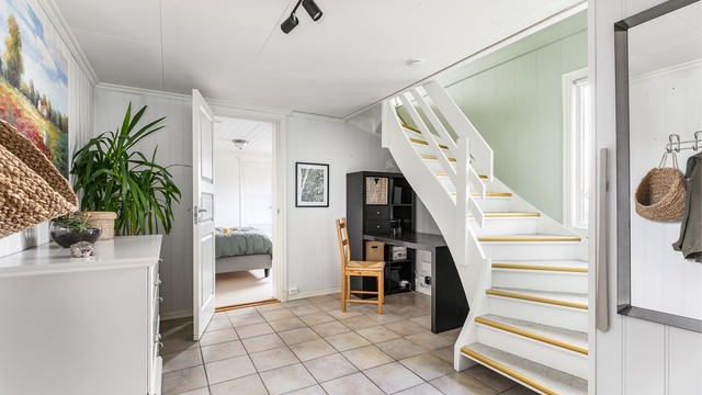 Med adkomst rett fra gangen kan rommet benyttet som soverom være et utmerket ungdomsrom.