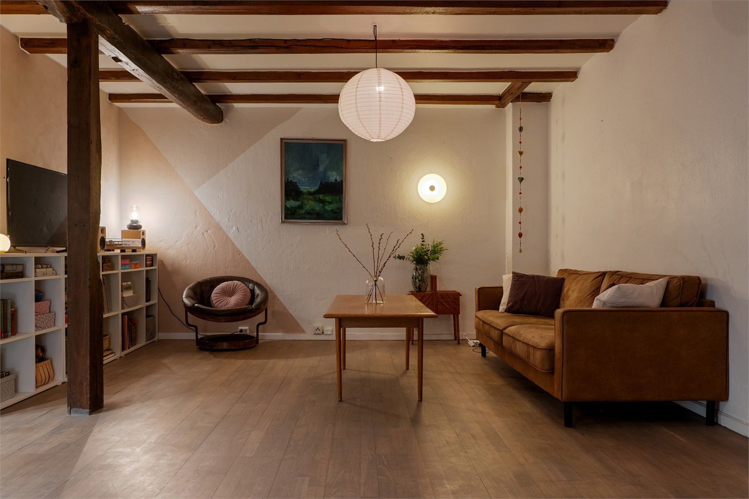 Leiligheten holder til i byggets 3. etasje i en klassisk bygård fra 1915, en eiendom som bærer preg av solid håndverk, historie og tidløs sjarm. (Foto: EFKT v/Kristian Haug)