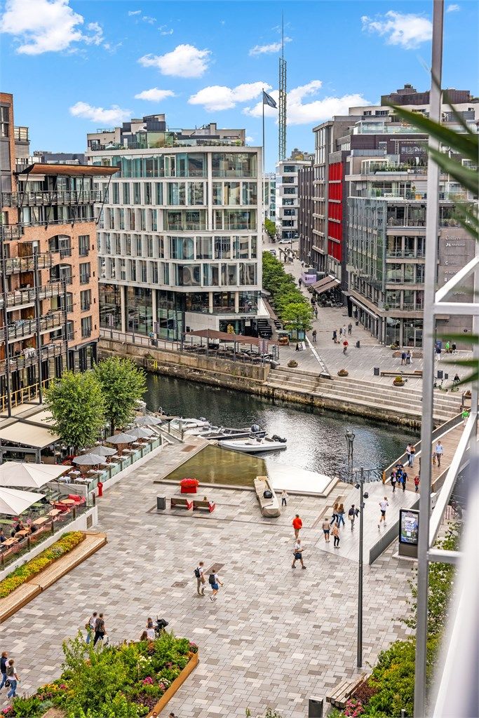 Kanalen mellom Aker Brygge og Tjuvholmen med bryggepromenaden like utenfor.