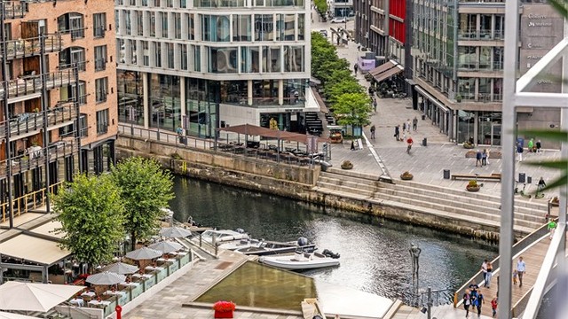 Kanalen mellom Aker Brygge og Tjuvholmen med bryggepromenaden like utenfor.