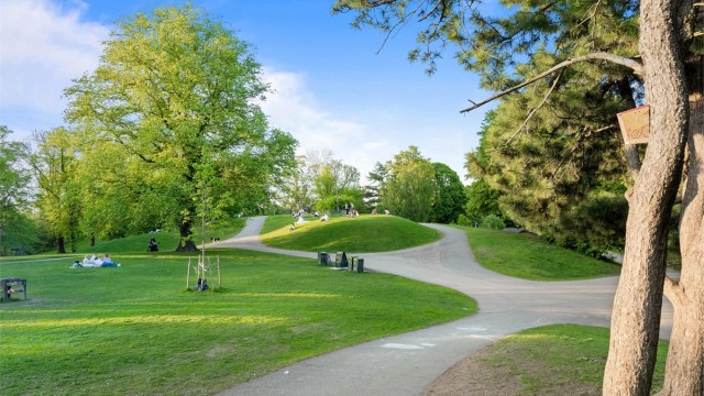 Området er omkranset av flere parker og grøntområder. Rett utenfor døren finner du idylliske Stensparken med plaskebasseng, lekeplasser og uteservering på toppen.