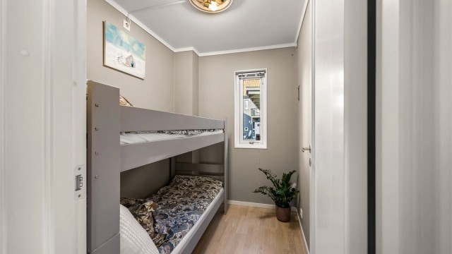 Det andre soverommet er innredet med en plassbygd køyeseng og har parkett på gulvet.