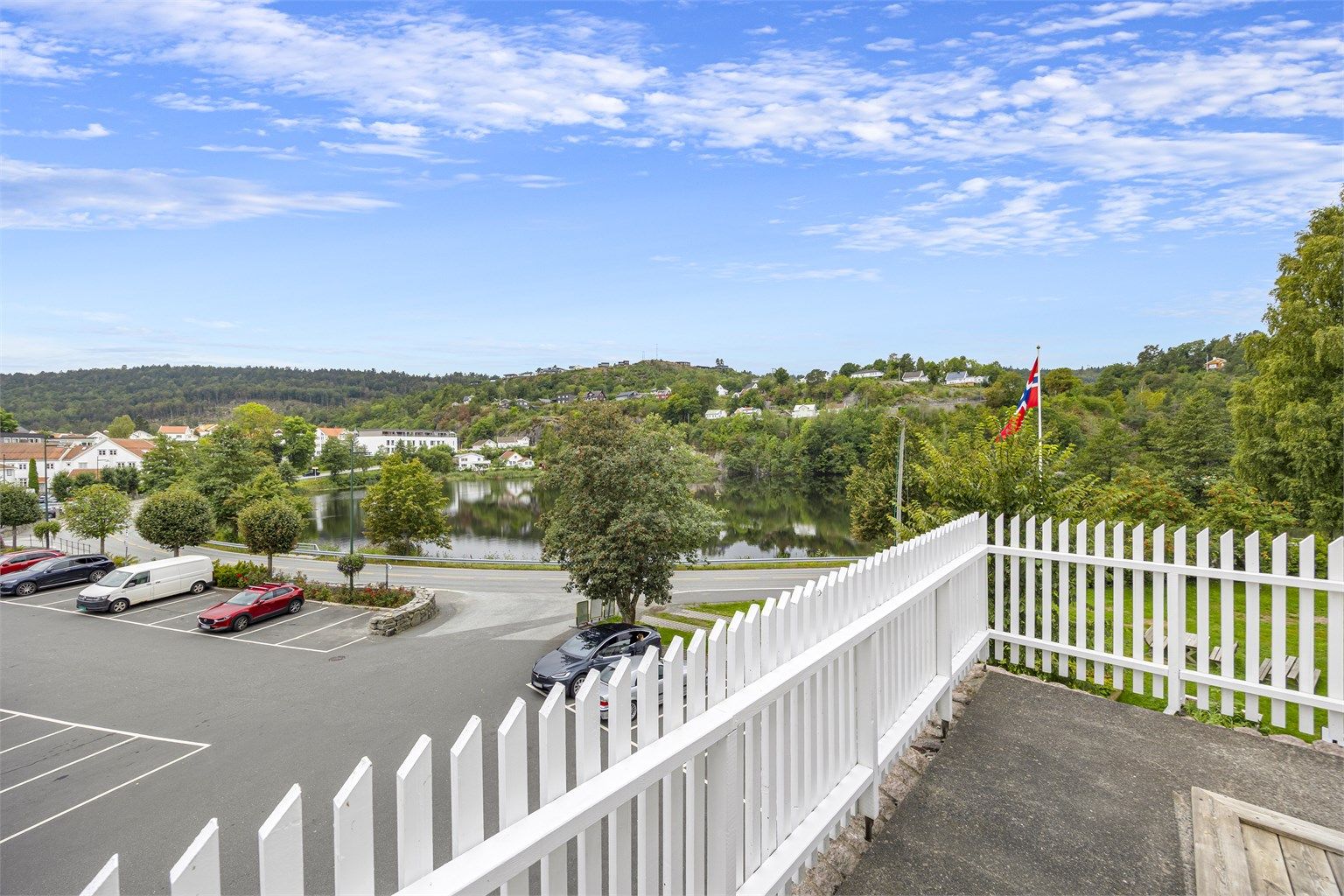 Velkommen til vakre Arne Gardborgs vei 6D! 142 kvm stor leilighet med solrik terrasse og utsikt til Tjenna- flott beliggenhet i sentrum. 