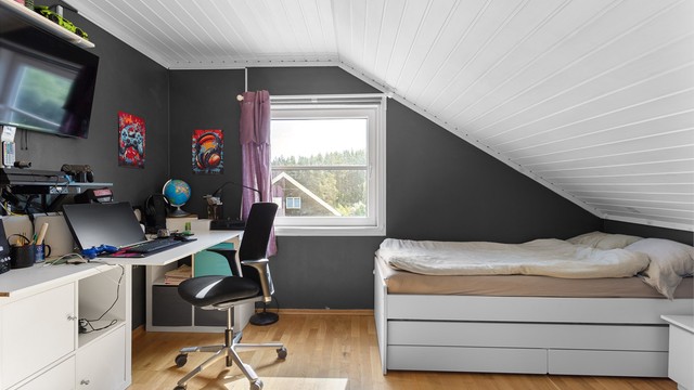 Ett av to soverom i andre etasje, med plass til seng og arbeidsbord.