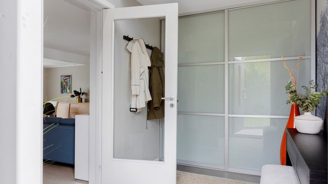 Praktisk skyvedørsgarderobe med godt med oppbevaringsplass, samt hems i entréen