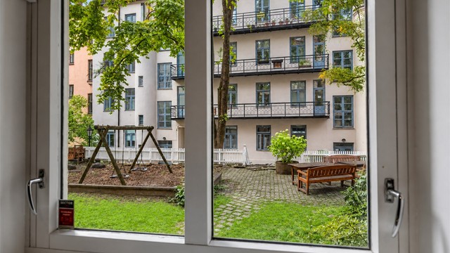 Rommet har et tidløst heltre gulv og en god størrelse med flere møbleringsmuligheter. (Bildet er Ai generert)