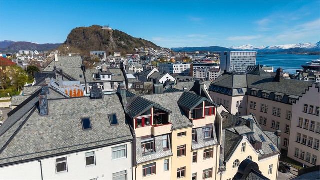 Leiligheten gir deg utsikt over den sjarmerende jugendarkitekturen i Ålesund.