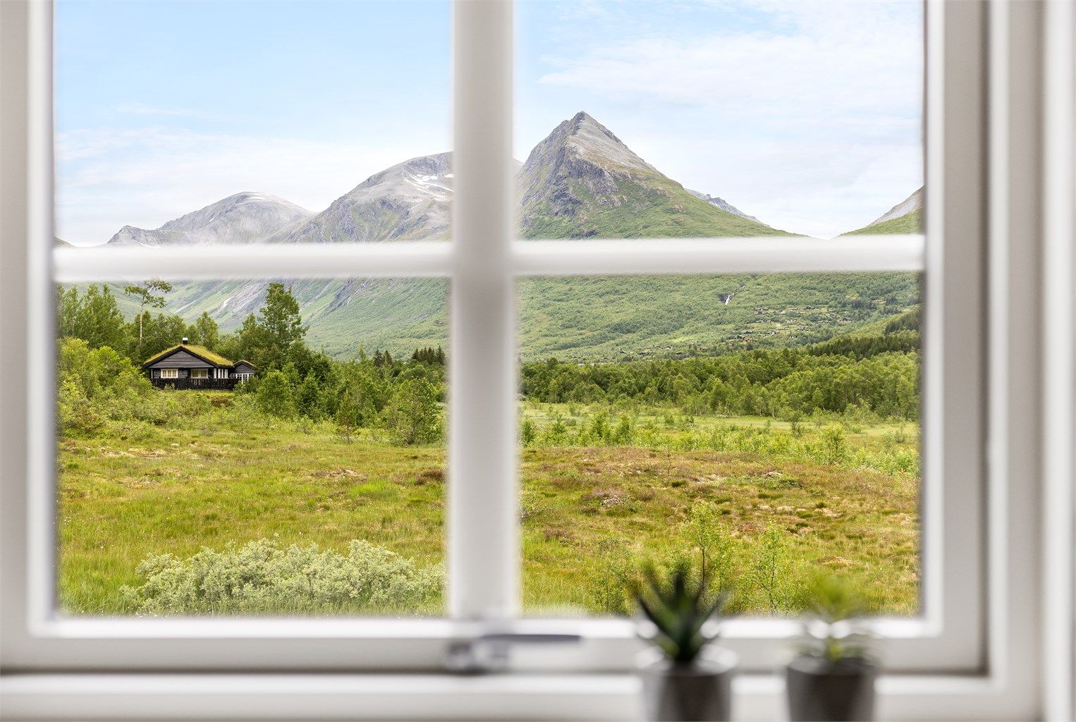 Her kan man nyte utsikten rett mot Dyrdalstinden