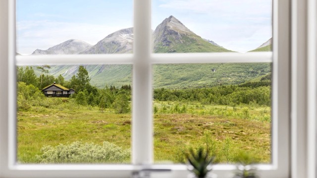 Her kan man nyte utsikten rett mot Dyrdalstinden