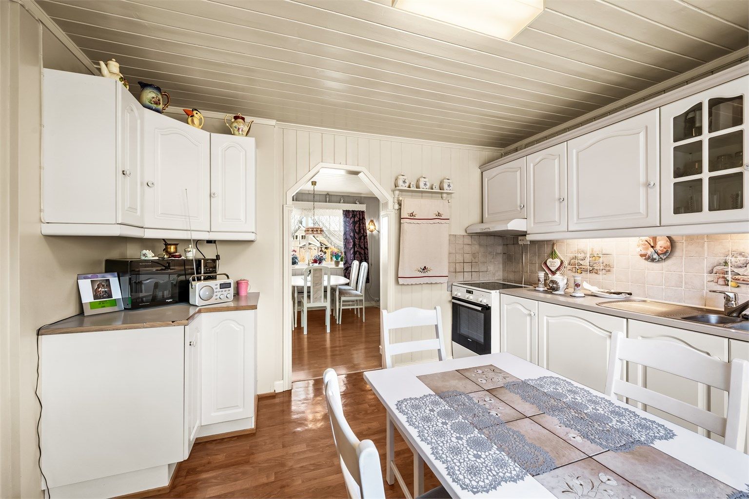 Kjøkkenet er utstyrt med ventilator under overskap og har nisje for frittstående komfyr.