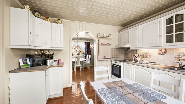 Kjøkkenet er utstyrt med ventilator under overskap og har nisje for frittstående komfyr.