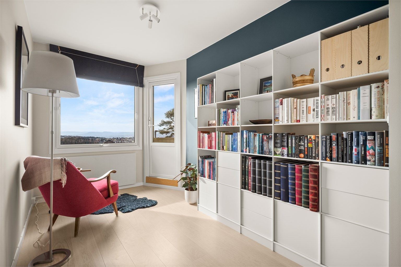 Et fleksibelt rom som enkelt kan tilpasses som hjemmekontor, TV-stue eller lekerom.