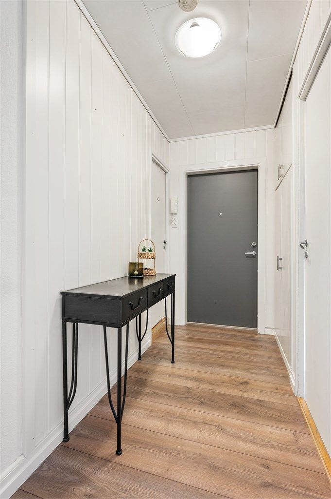 Gang/entre med plassbygde skap