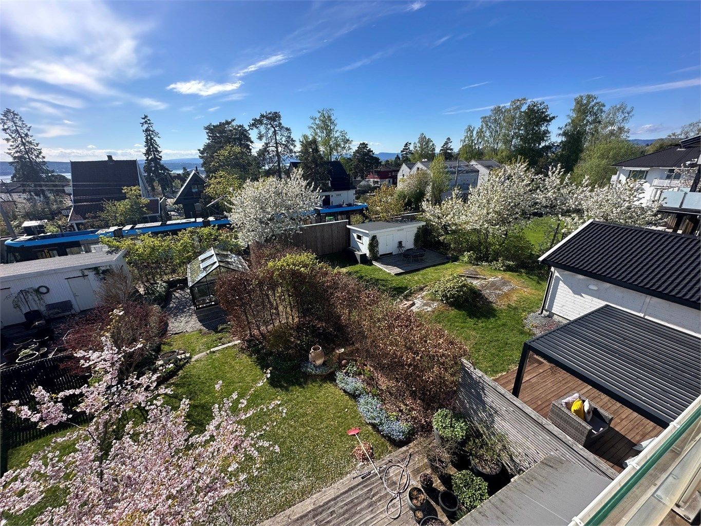 Boligen har en privat og solrik hage med flere uteplasser, inkludert en nyere pergola og store markterrasser på totalt 56 m².