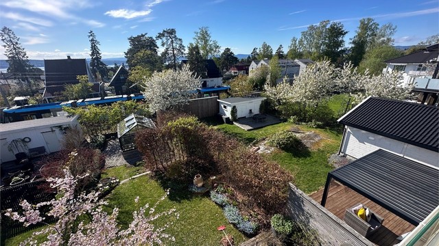 Boligen har en privat og solrik hage med flere uteplasser, inkludert en nyere pergola og store markterrasser på totalt 56 m².