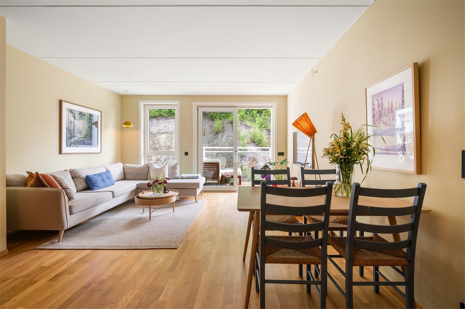 Simen Istre Grevskott v/Krogsveen har gleden av å presentere en lys og attraktiv 2-roms selveierleilighet i sjarmerende Gamlebyen.