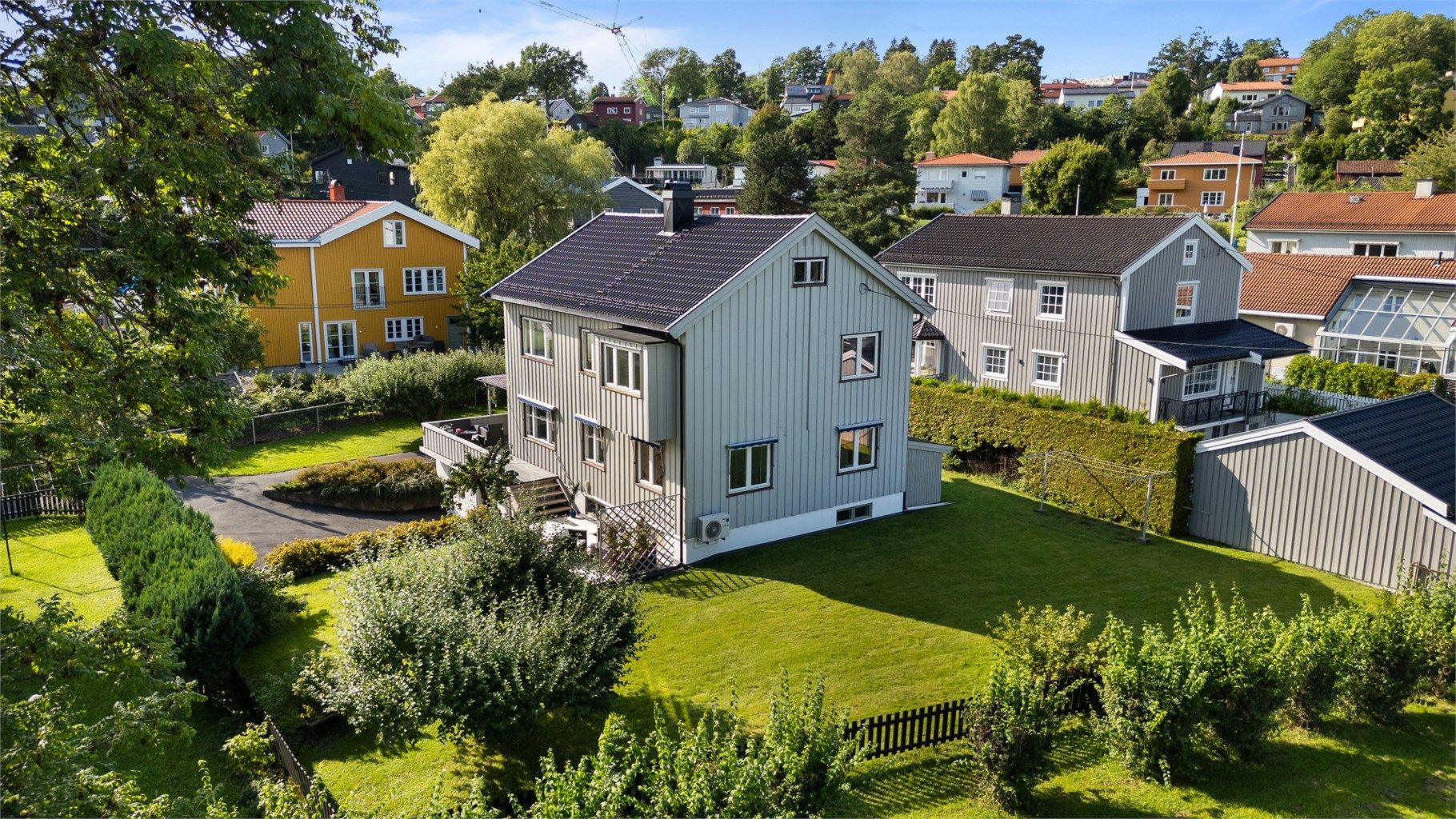 Flott og familievennlig bolig med bl.a. 4 soverom, 2 bad, vaskerom og flere stuer/oppholdsrom for både store og små. 