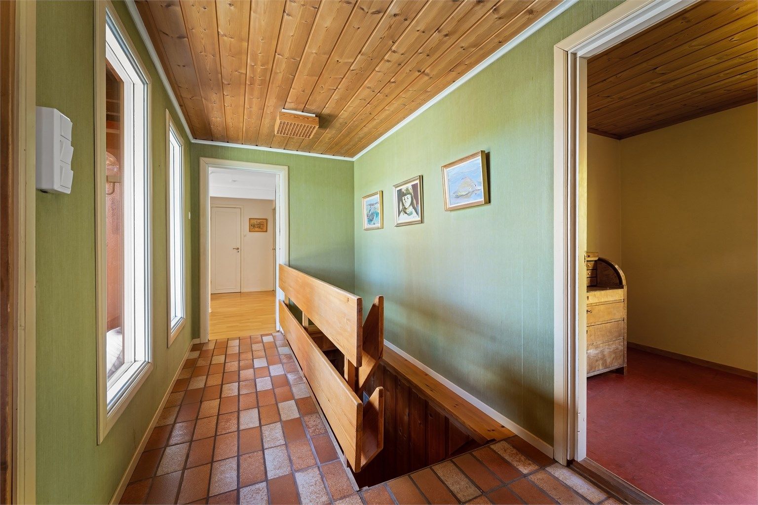 Trappen i tre fører ned til den innholdsrike underetasjen.