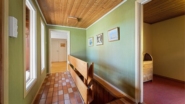 Trappen i tre fører ned til den innholdsrike underetasjen.