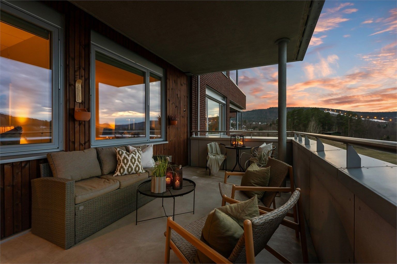 Balkongen er overbygget og har kveldssol på sommeren