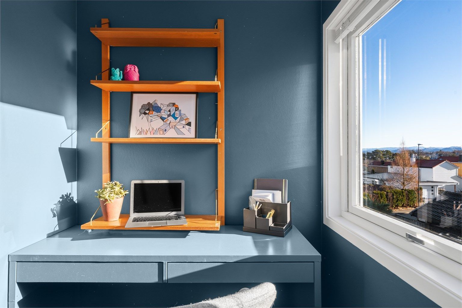 Soverom III med utsikt fra kontorpulten.