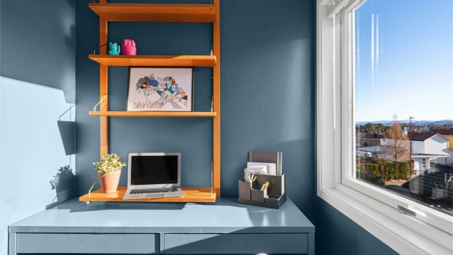 Soverom III med utsikt fra kontorpulten.