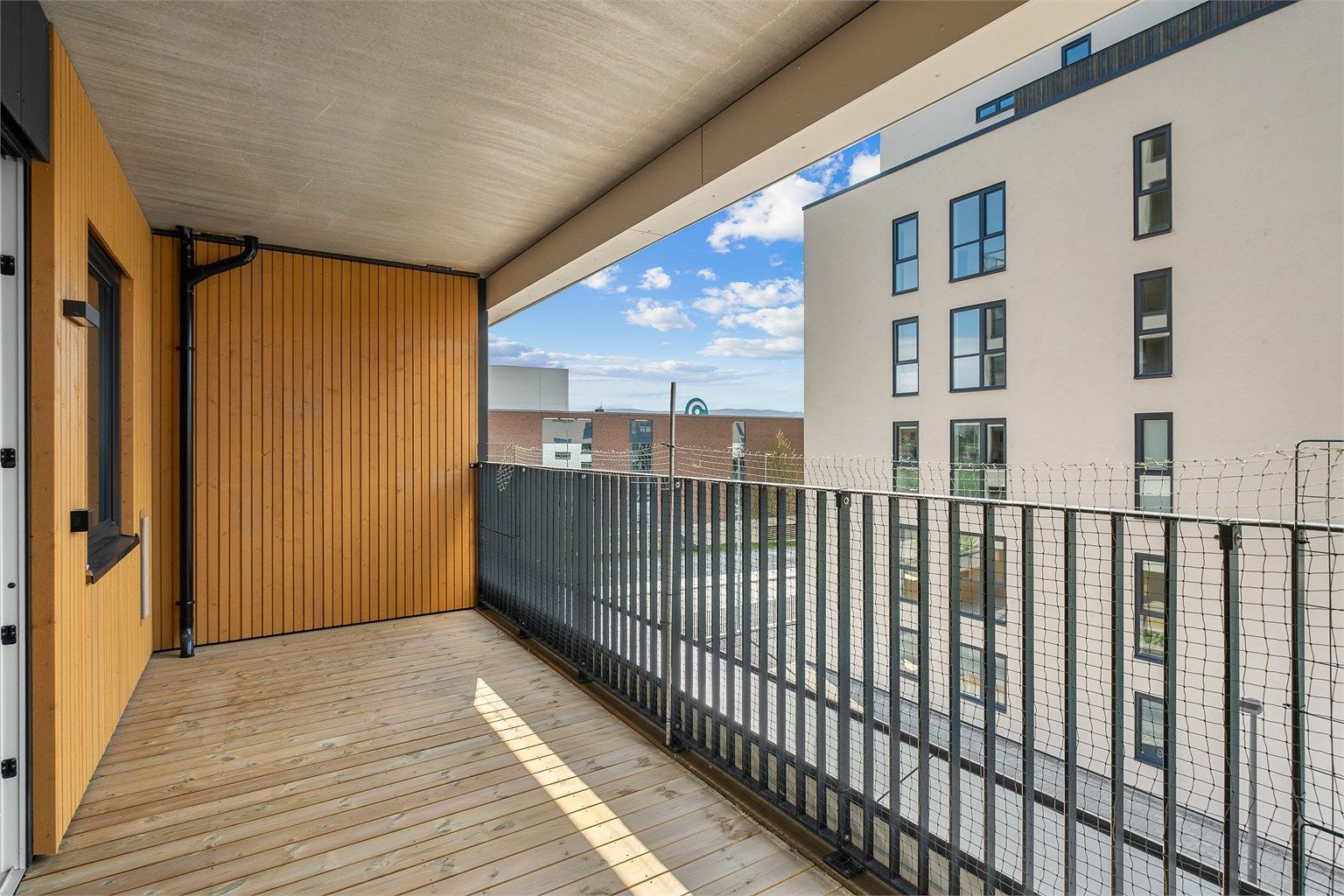 Verandaen måler romslige 15 kvm og har god plass til utemøbler og grill. Balkongen vil på sommerstid oppleves som en fin forlengelse av stuen.  