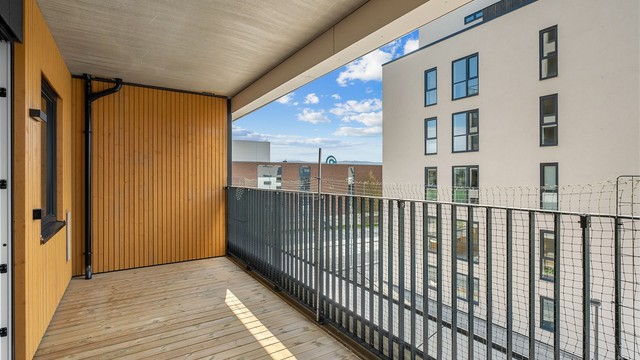 Verandaen måler romslige 15 kvm og har god plass til utemøbler og grill. Balkongen vil på sommerstid oppleves som en fin forlengelse av stuen.