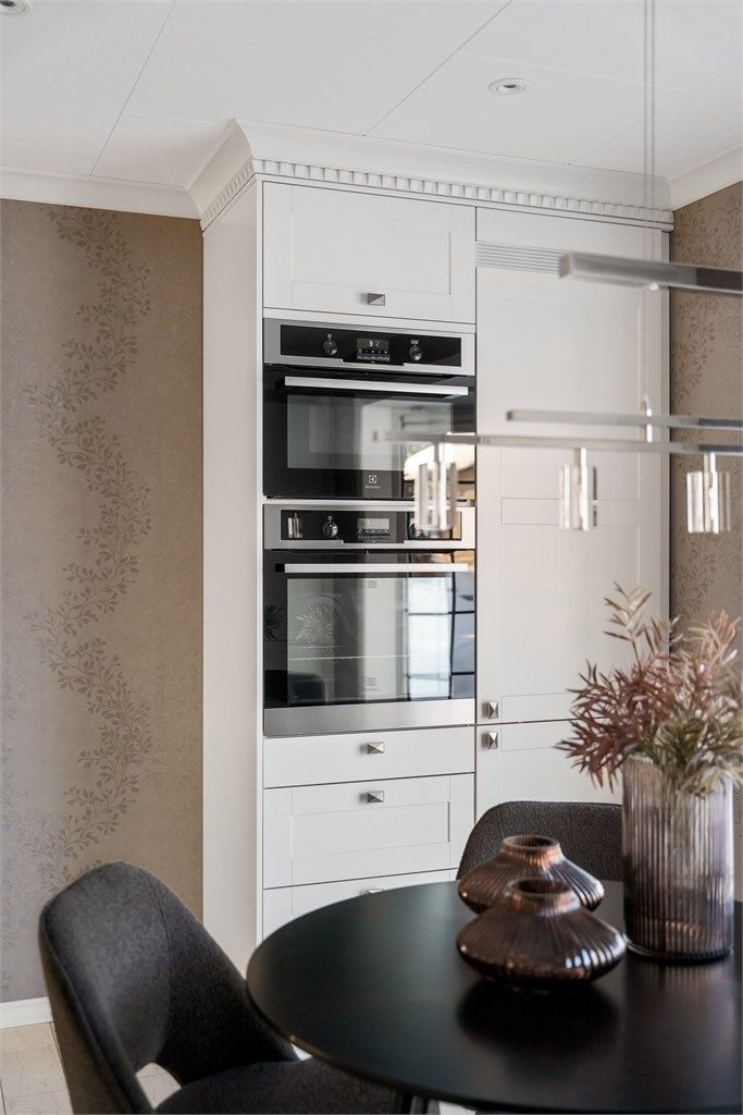 Høyskap med integrerte stekeovner i ergonomisk høyde.