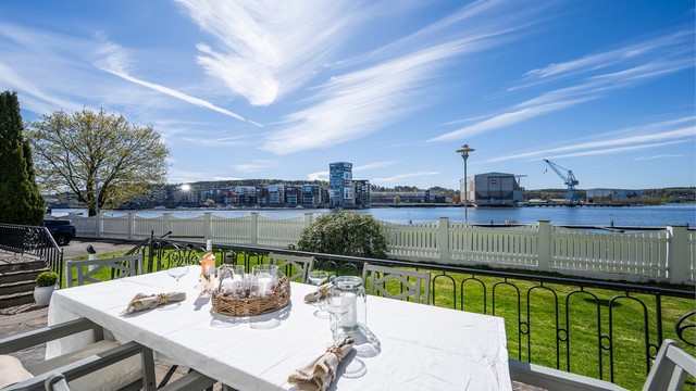 På varme dager er det en drøm å kunne åpne dørene ut til terrassen og nyte nydelige soltimer og fantastisk utsyn utover det myldrende livet i gjestehavnen og på brygga.
