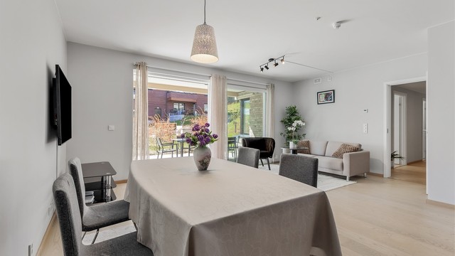 Romslig stue / spisestue med god plass til sittegruppe, TV-område og stort spisebord. Den åpne løsningen mellom kjøkken, stue og spisestue skaper en sosial atmosfære når man er med venner og familie.