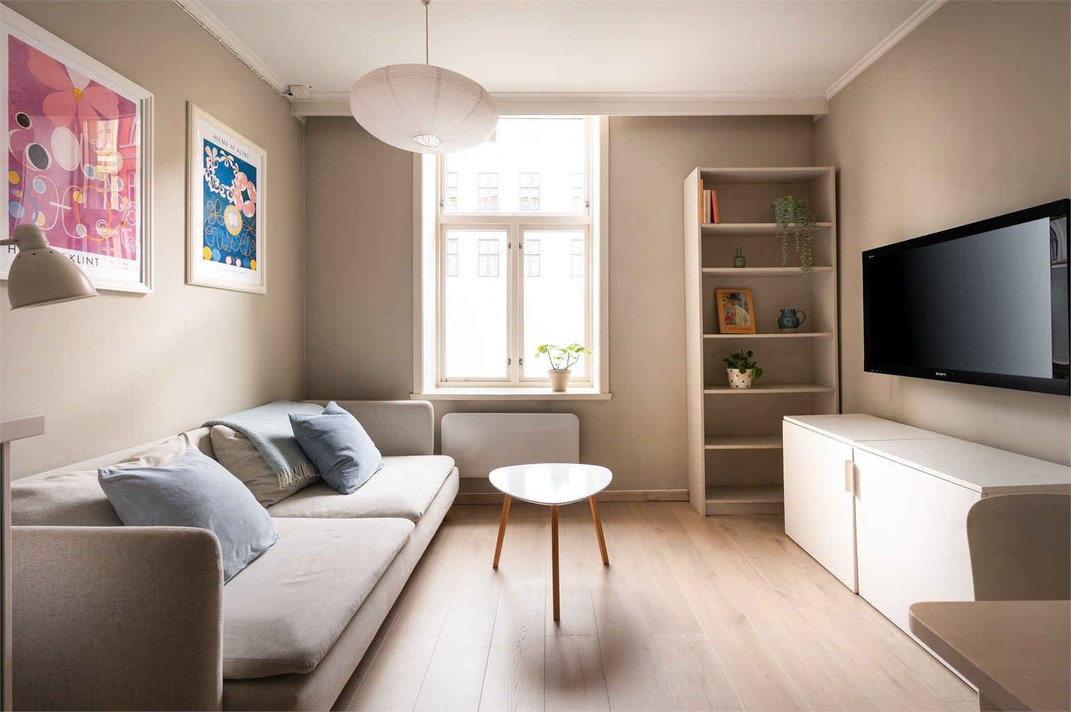 I stuen har man fin plass til sofa og tilhørende møblement. Stort vindu bidrar til bra med naturlig lys
