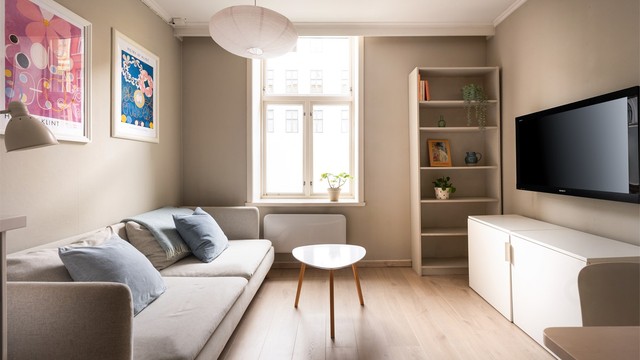 I stuen har man fin plass til sofa og tilhørende møblement. Stort vindu bidrar til bra med naturlig lys