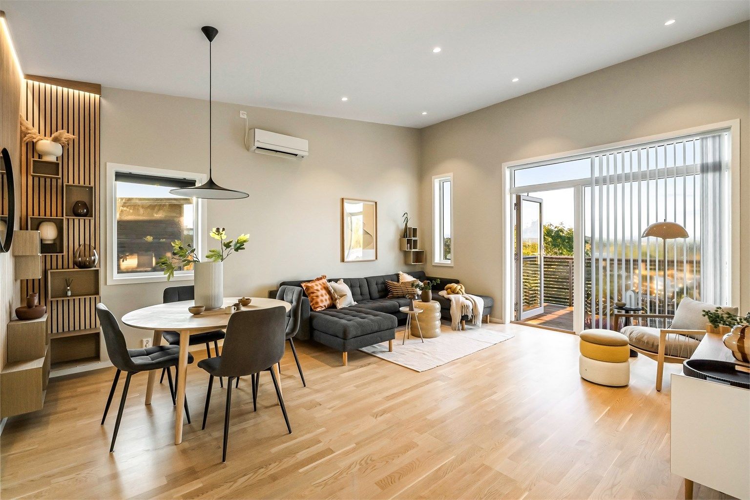 Leiligheten ligger i 2 etasje/ øverste etasje. Listfrie overganger mellom slette vegg og takflater. LED spotter i tak. Vindu fra gulv mot tak i stue.