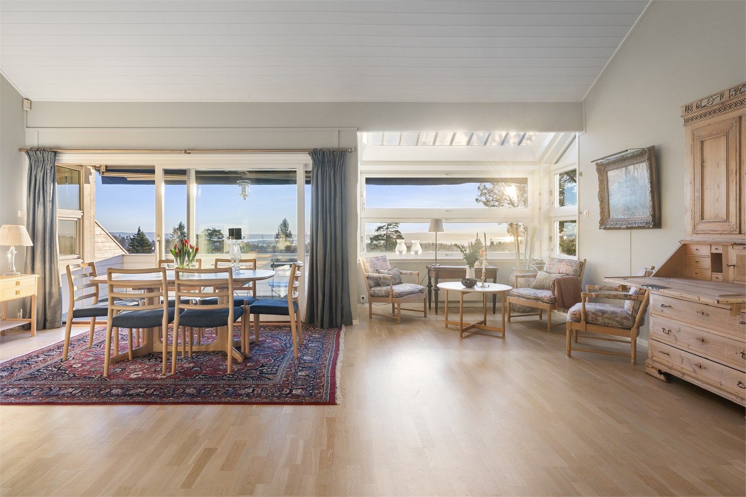 Store vindusflater slipper inn rikelig med naturlig lys.