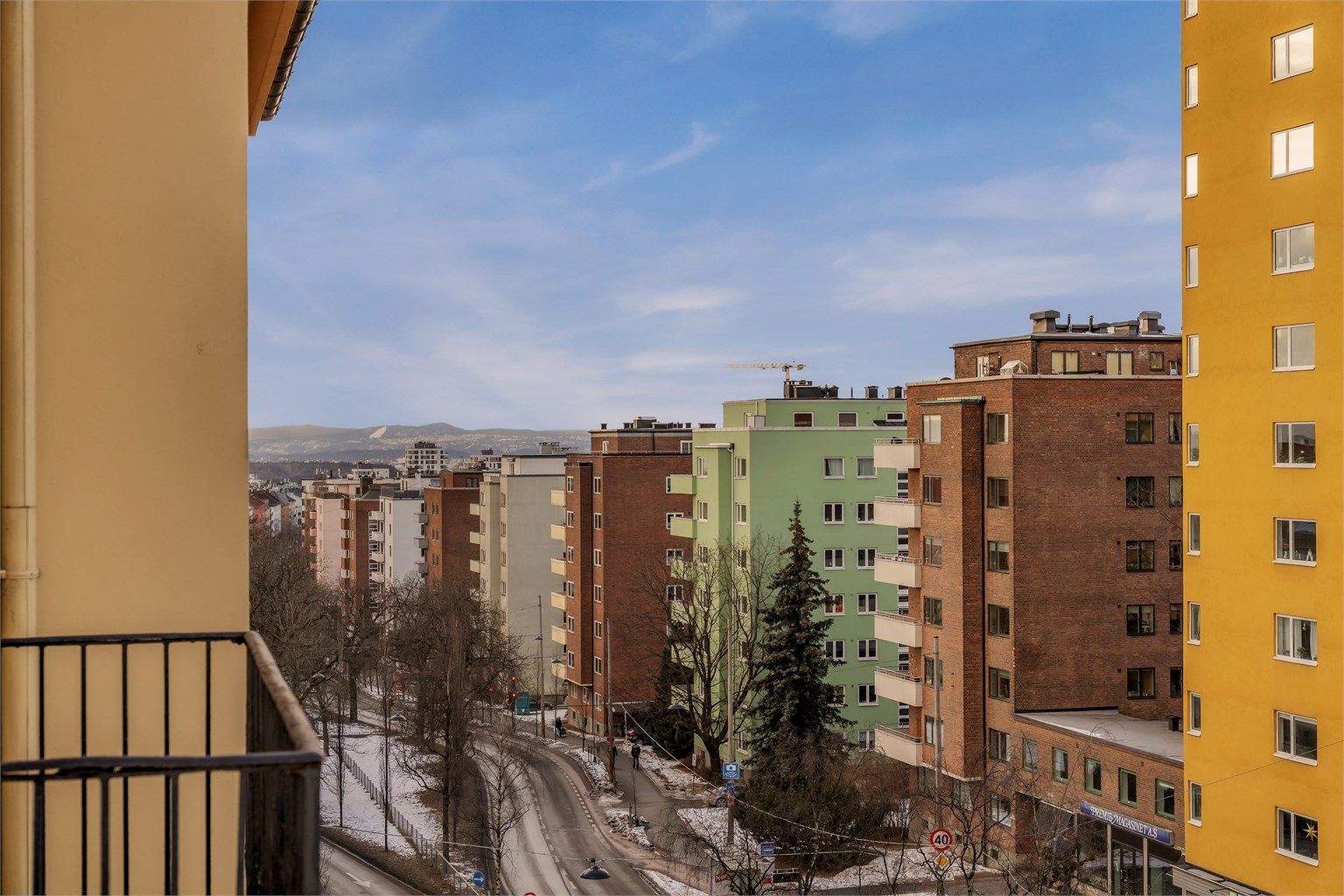 Fra en av de tre stuene har man utgang til leilighetens ene balkong. 