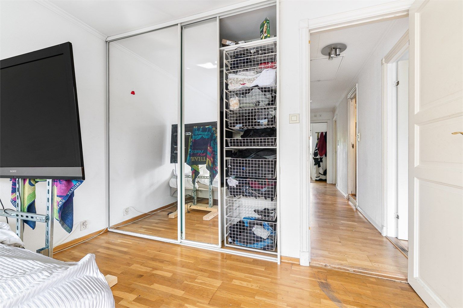 Rommet har en stor skyvedørsgarderobe med speilfronter for effektiv oppbevaring.