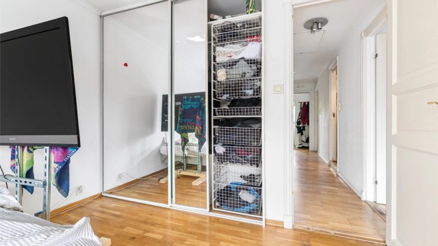 Rommet har en stor skyvedørsgarderobe med speilfronter for effektiv oppbevaring.