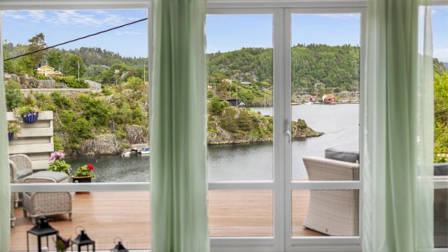 Terrassedøren åpner opp mot uteområdet og utsikten.