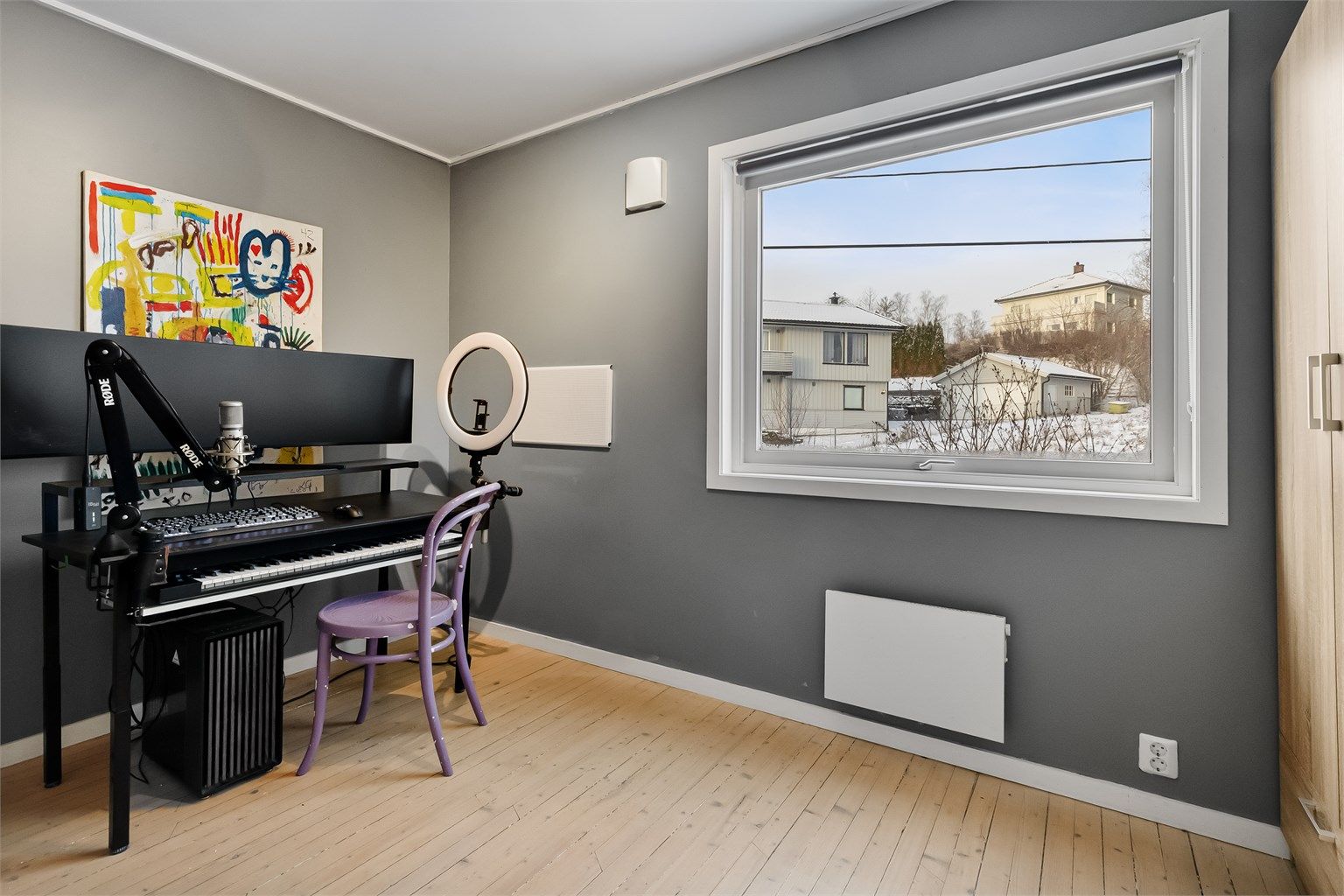 Det tredje soverommet er også av god størrelse, med tregulv.