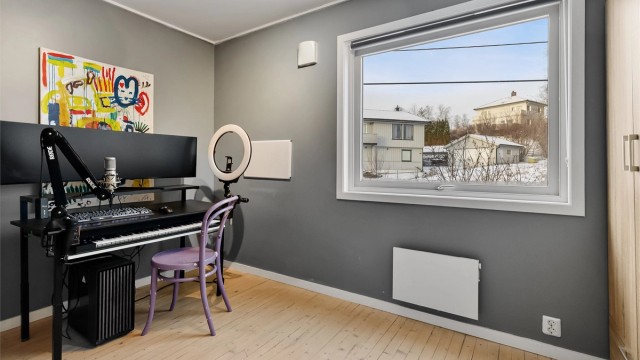 Det tredje soverommet er også av god størrelse, med tregulv.