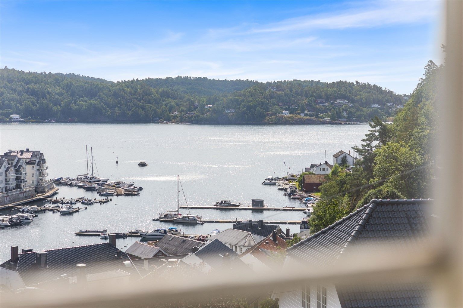 Fra eiendommen er det flott utsikt over Tvedestrand havn og innseilingen.
Foto: Sørvær Media