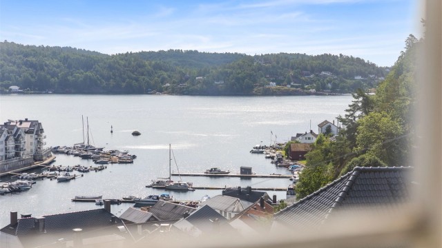 Fra eiendommen er det flott utsikt over Tvedestrand havn og innseilingen.
Foto: Sørvær Media