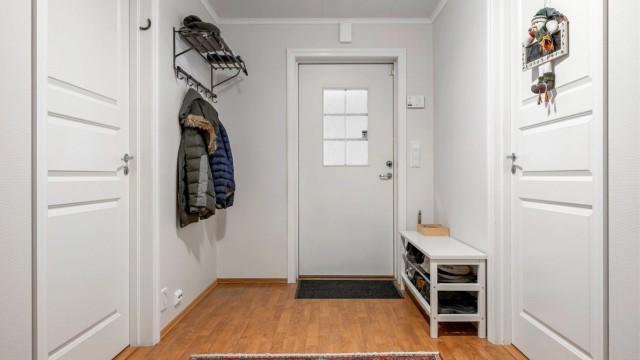 Videre disponerer boligen parkeringsplass i carport samt en biloppstillingsplass på tomten. Det er også etablert en praktisk sportsbod i bakkant av carporten med ytterligere oppbevaringsmuligheter.