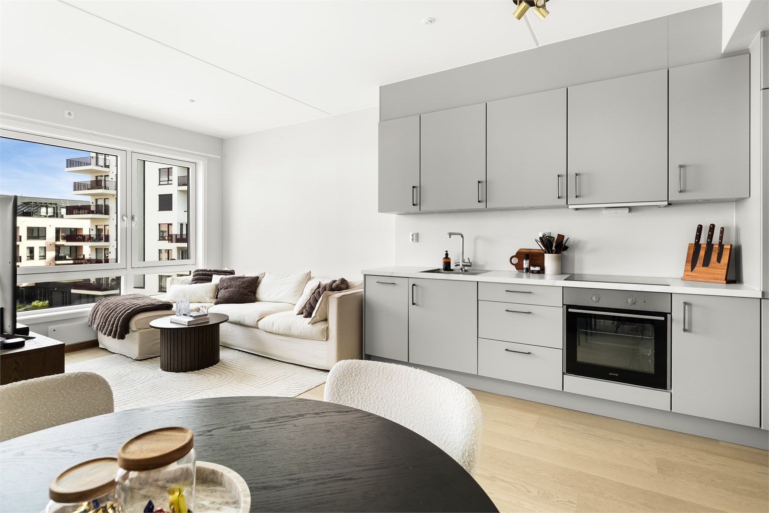 Eiendomsmegler Krogsveen v/ Madeleine Johnsen Thune ønsker deg velkommen til Søster Mathildes gate 37! Perfekt leilighet enten du er på boligjakt for første gang, eller ønsker en attraktiv utleiebolig.