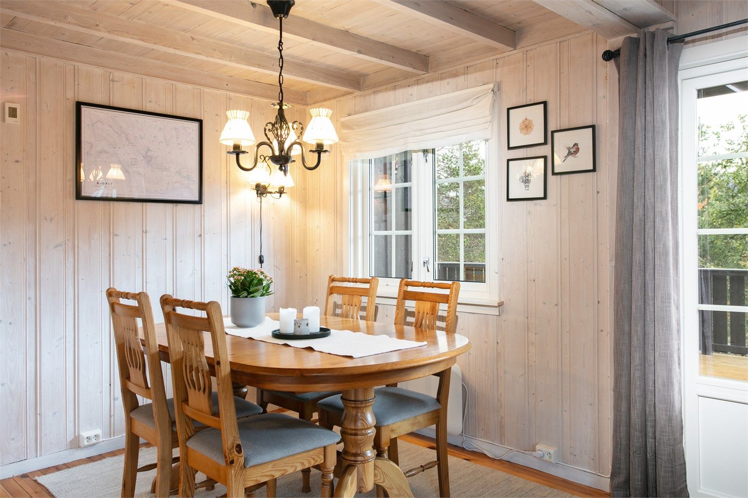 Spisestuen har god plass til langbord for felles måltider.