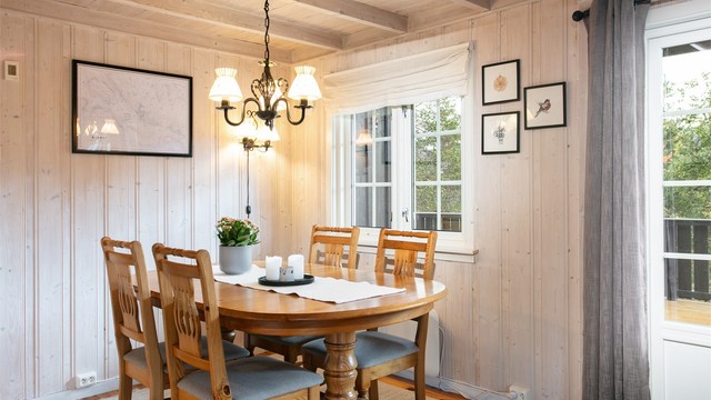 Spisestuen har god plass til langbord for felles måltider.