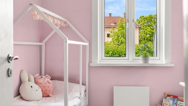 Soverom II er innredet som et hyggelig barnerom med lun atmosfære og godt lysinnslipp.