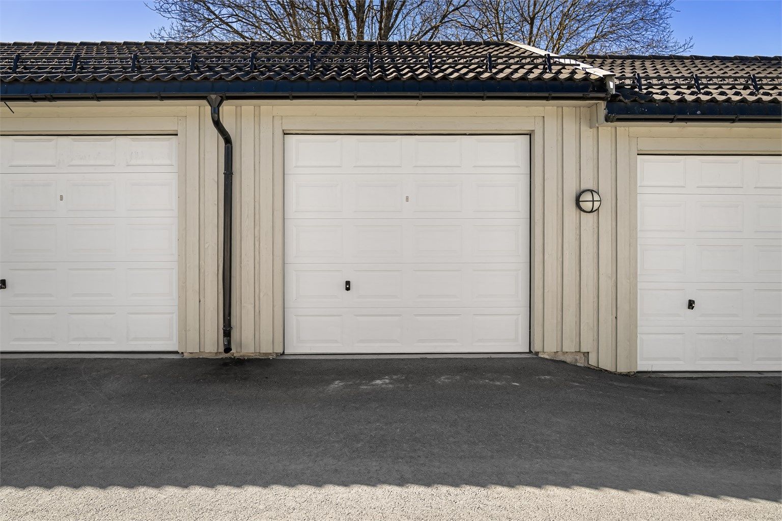 Eiendommen disponerer en garasjeplass i garasjerekke.