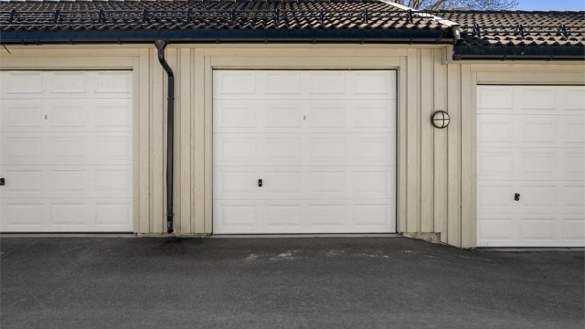 Eiendommen disponerer en garasjeplass i garasjerekke.